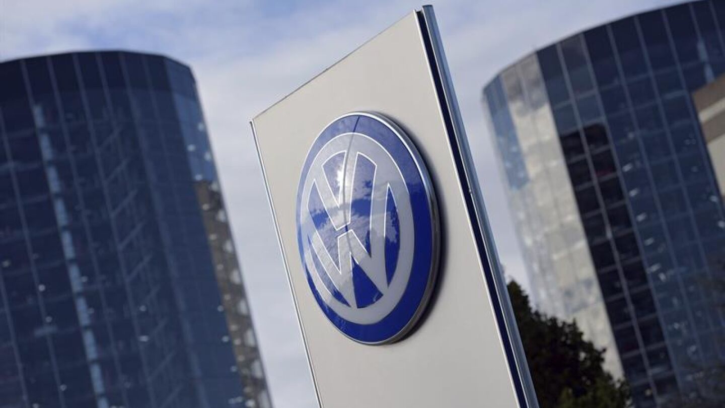El logotipo de Volkswagen en la ciudad del autom&oacute;vil en Wolfsburgo, en Alemania