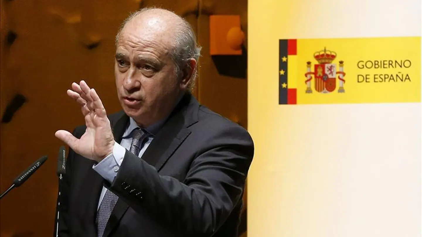 Jorge Fernández Díaz compara la guerra de las banderas con ETA Jorge Fernández Díaz compara la guerra de las banderas con ETA