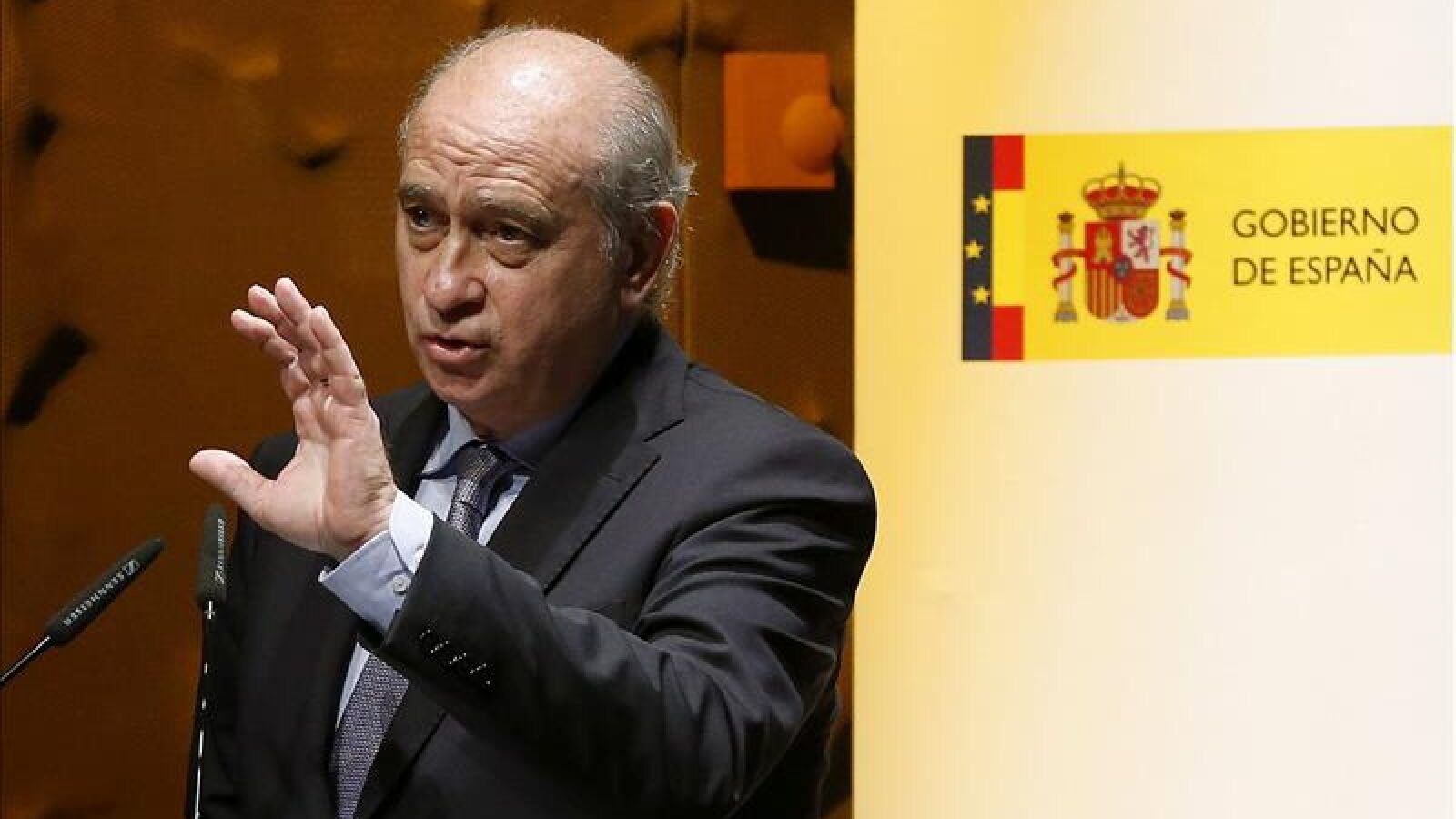 Jorge Fern&aacute;ndez D&iacute;az compara la guerra de las banderas con ETA