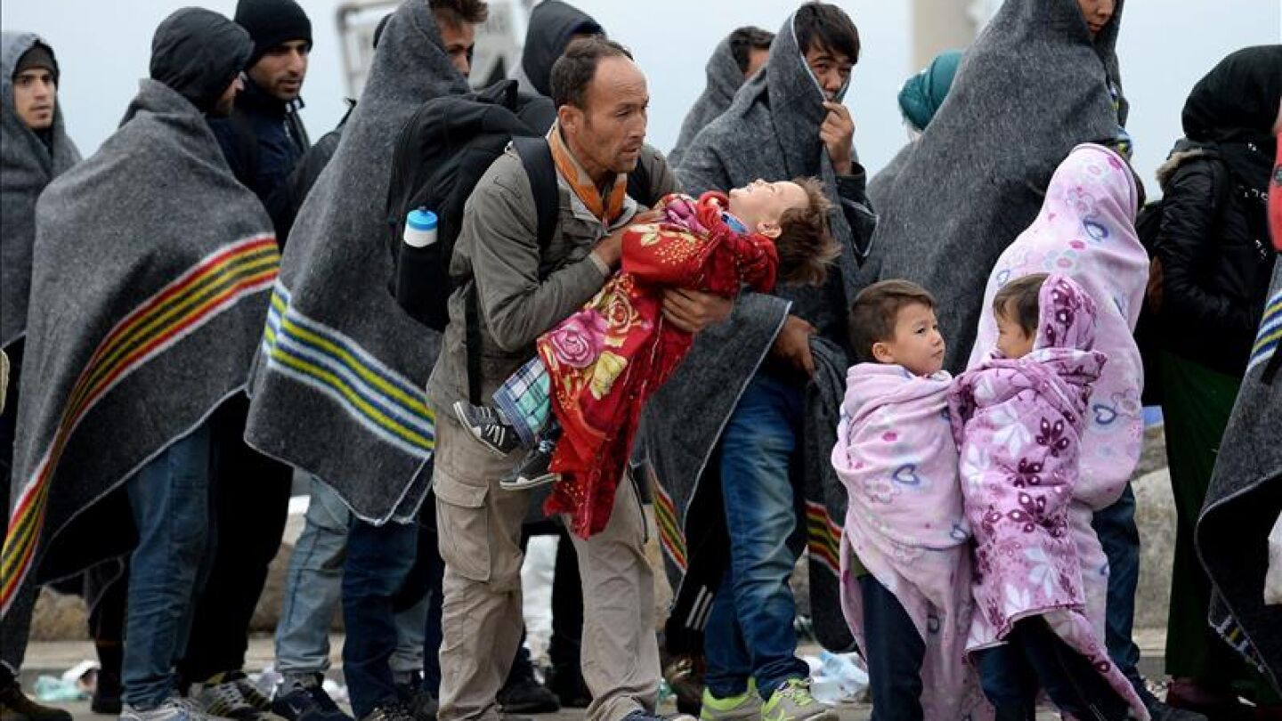 Refugiados se cubren con mantas tras cruzar la frontera entre Hungr&iacute;a y Austria en Nickelsdorf 