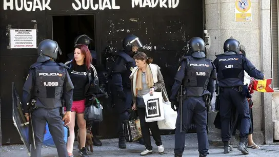 Agentes antidistiburbios ante las antiguas dependencias del Ministerio de Trabajo desalojado Agentes antidistiburbios ante las antiguas dependencias del Ministerio de Trabajo desalojado