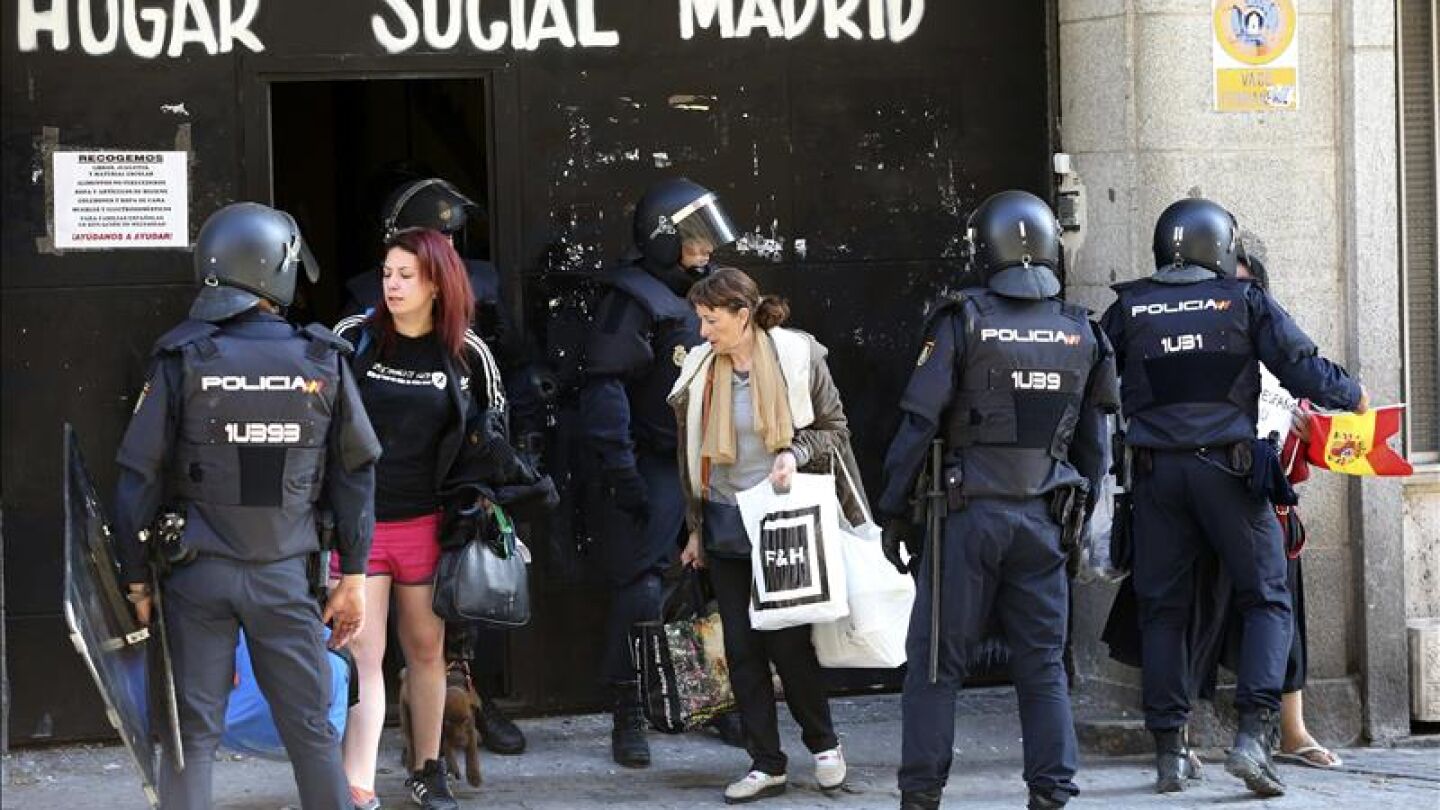 Agentes antidistiburbios ante las antiguas dependencias del Ministerio de Trabajo desalojado