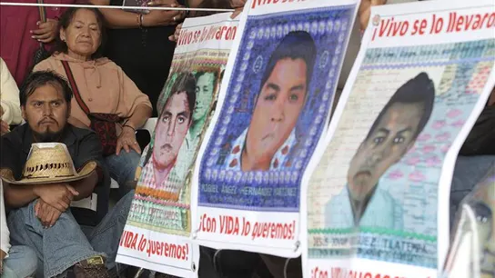 Los padres de los estudiantes mexicanos desaparecidos marchan por el aniversario Los padres de los estudiantes mexicanos desaparecidos marchan por el aniversario