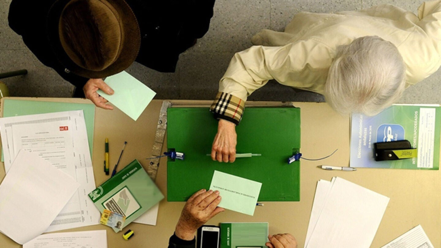 Dos personas ejercen su derecho a voto (Archivo)