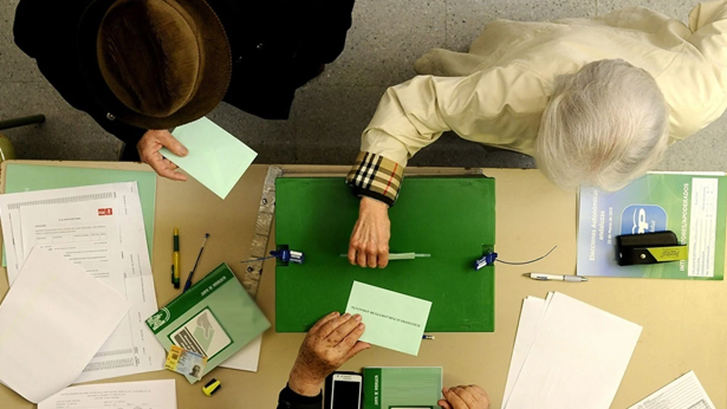 Dos personas ejercen su derecho a voto (Archivo) Dos personas ejercen su derecho a voto (Archivo)