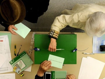 Dos personas ejercen su derecho a voto (Archivo) Dos personas ejercen su derecho a voto (Archivo)