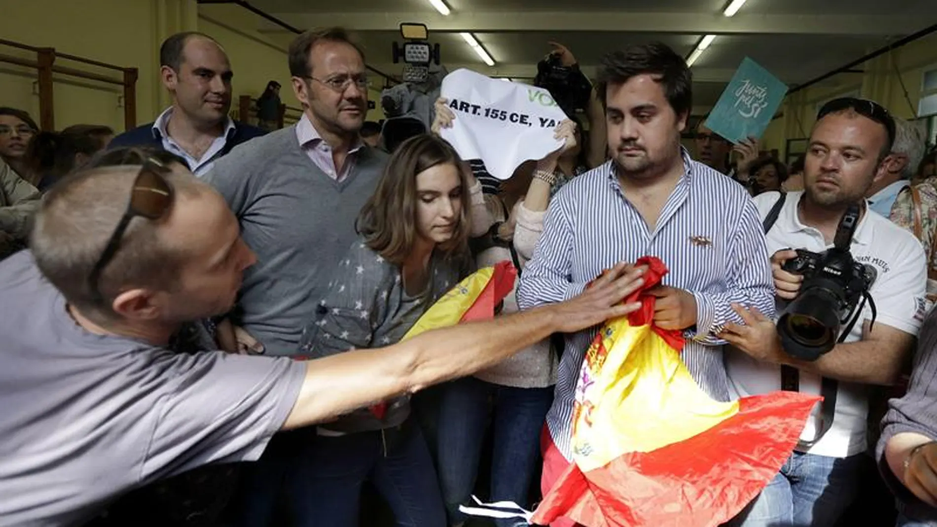 Simpatizantes de Vox irrumpen en la votación de Artur Mas