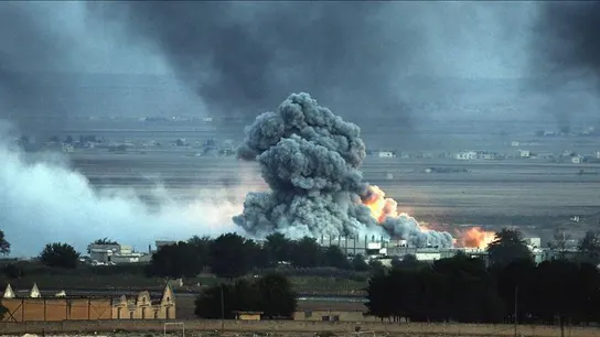 Una explosión tras un bombardeo presuntamente efectuado por la coalición internacional Una explosión tras un bombardeo presuntamente efectuado por la coalición internacional