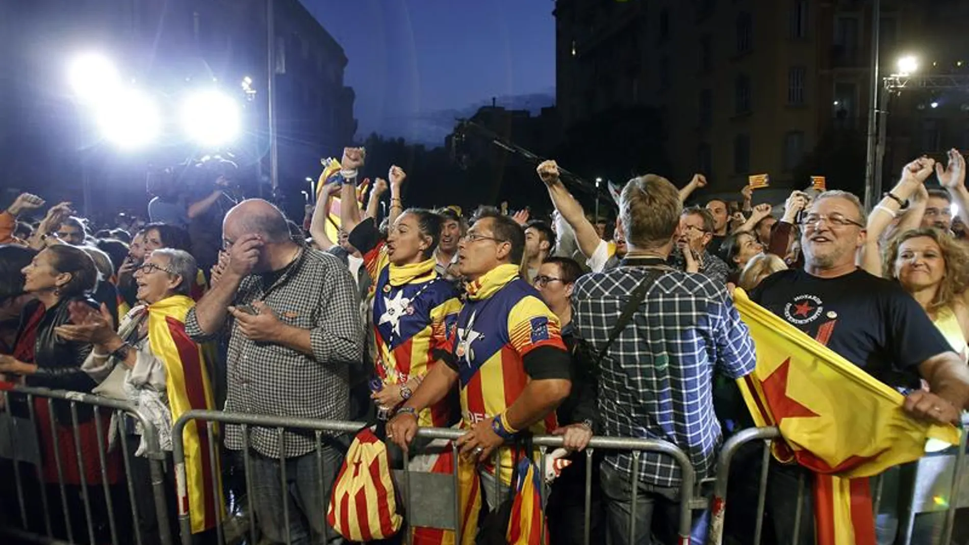 Seguidores de Junts pel si, esperan los resultados de las elecciones catalanas frente al cuartel general