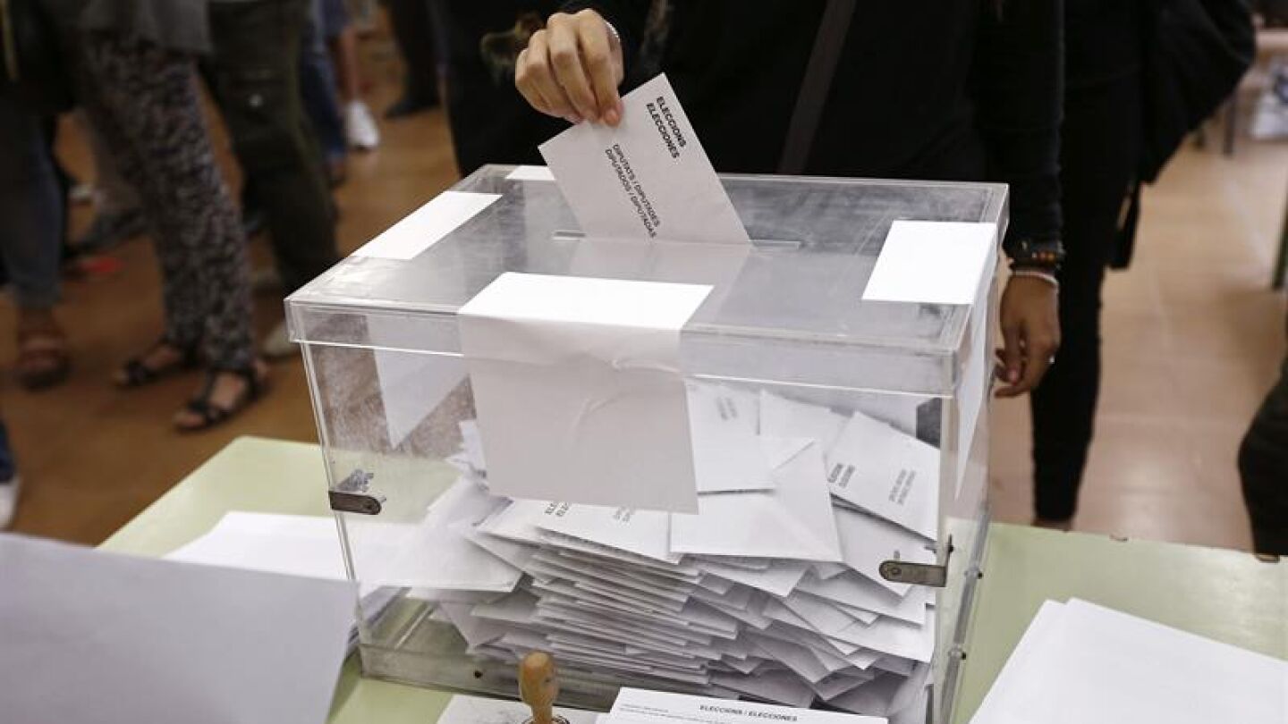 Imagen de una ciudadana ejerciendo su derecho al voto