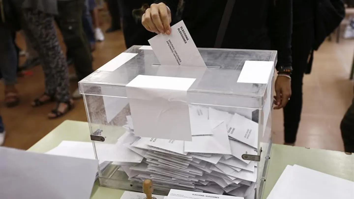 Imagen de una ciudadana ejerciendo su derecho al voto Imagen de una ciudadana ejerciendo su derecho al voto