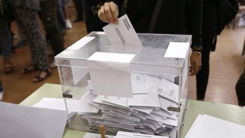 Imagen de una ciudadana ejerciendo su derecho al voto