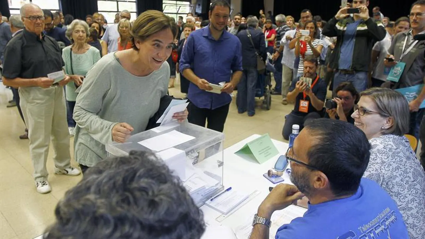 La alcaldesa de Barcelona en el colegio electoral La alcaldesa de Barcelona en el colegio electoral