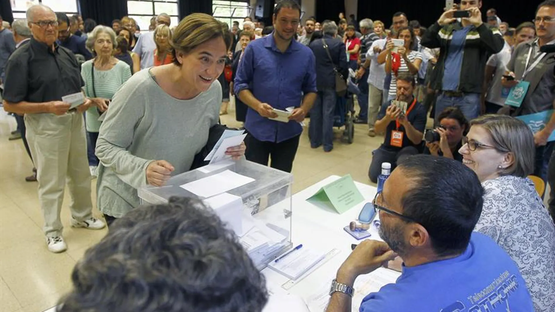La alcaldesa de Barcelona en el colegio electoral