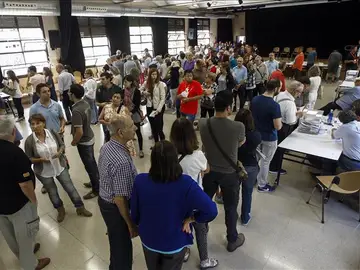 Largas colas en los colegios electorales Largas colas en los colegios electorales