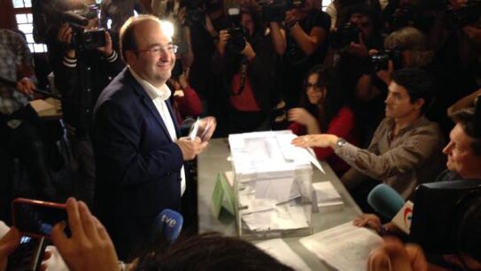 Miquel Iceta ejerciendo su derecho al voto
