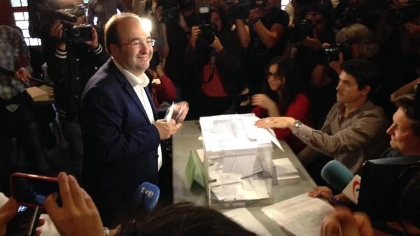 Miquel Iceta ejerciendo su derecho al voto Miquel Iceta ejerciendo su derecho al voto