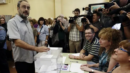 Antonio Baños, de la CUP, ejerce su derecho a voto Antonio Baños, de la CUP, ejerce su derecho a voto