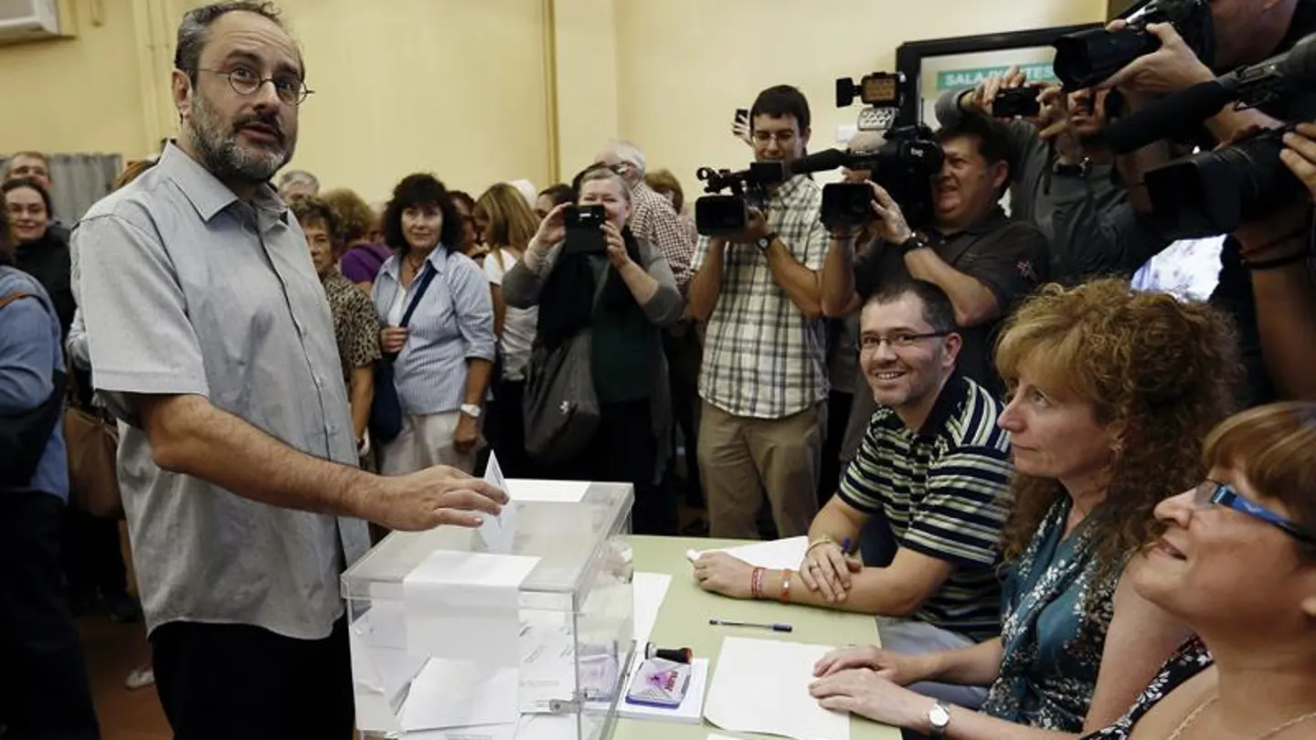 Antonio Baños, de la CUP, ejerce su derecho a voto Antonio Baños, de la CUP, ejerce su derecho a voto