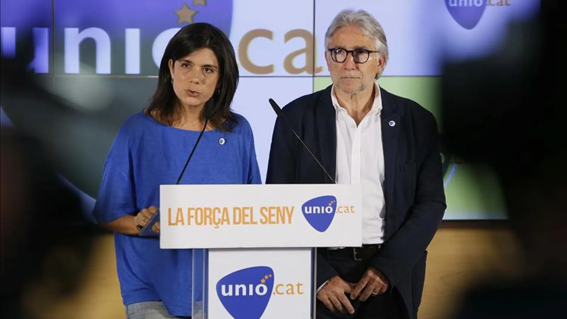 La portavoz de Unió, Montserrat Surroca, y el candidato por la lista de Barcelona, Josep Sánchez