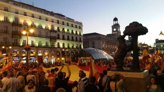 Un grupo de personas se manifiestan en la Puerta del Sol de Madrid en contra de la independencia Un grupo de personas se manifiestan en la Puerta del Sol de Madrid en contra de la independencia