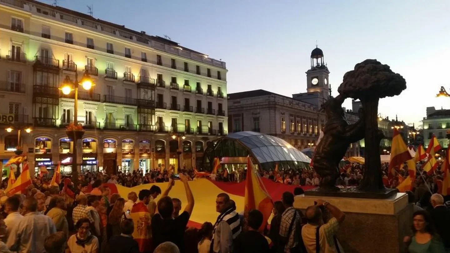 Un grupo de personas se manifiestan en la Puerta del Sol de Madrid en contra de la independencia Un grupo de personas se manifiestan en la Puerta del Sol de Madrid en contra de la independencia