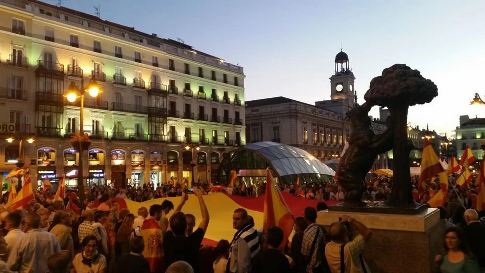 Un grupo de personas se manifiestan en la Puerta del Sol de Madrid en contra de la independencia