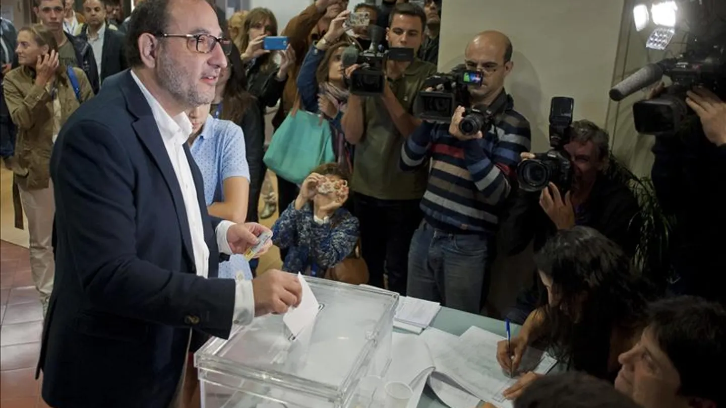 El candidato de Unió a la Generalitat, Ramon Espadaler, deposita su voto El candidato de Unió a la Generalitat, Ramon Espadaler, deposita su voto