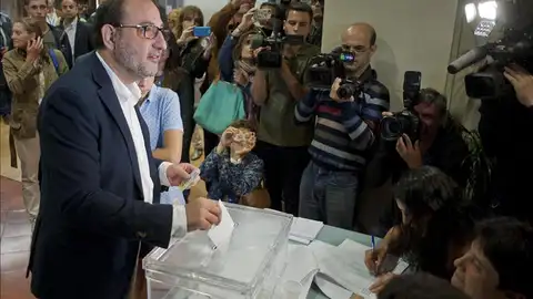 El candidato de Unió a la Generalitat, Ramon Espadaler, deposita su voto El candidato de Unió a la Generalitat, Ramon Espadaler, deposita su voto