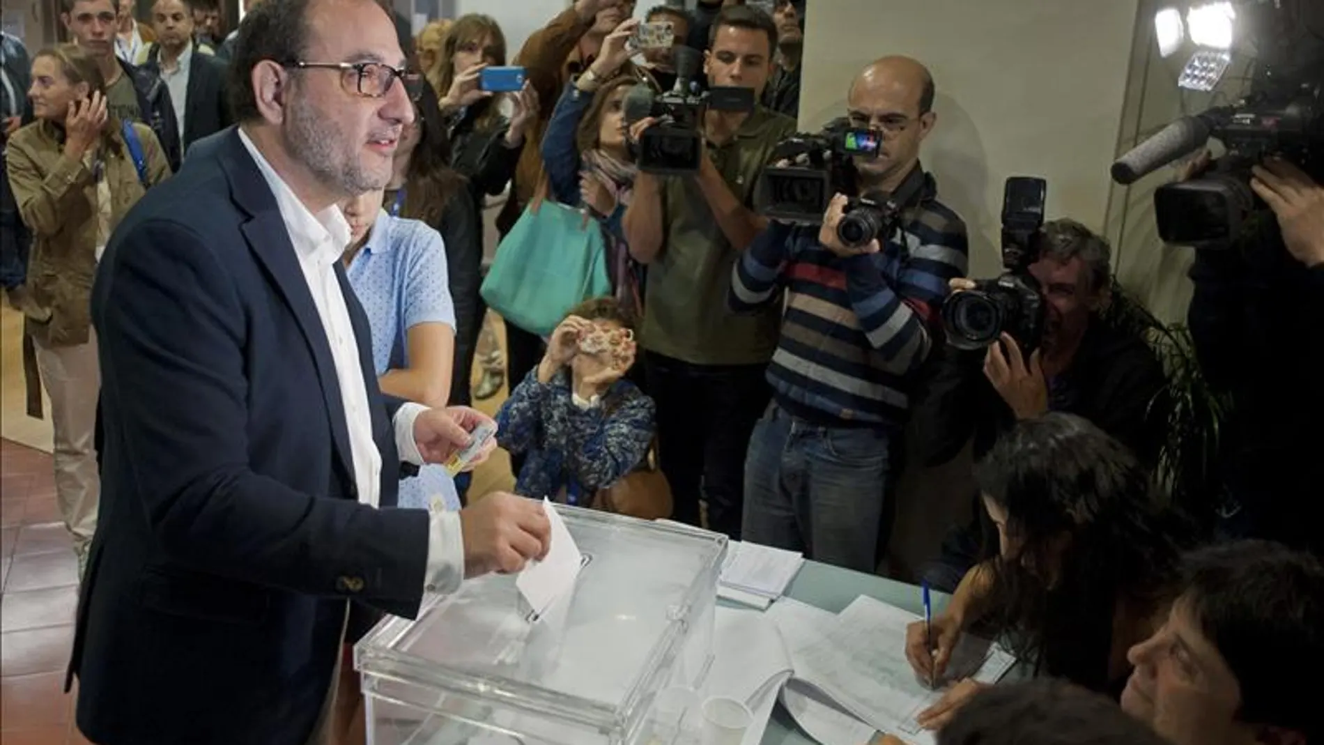 El candidato de Unió a la Generalitat, Ramon Espadaler, deposita su voto
