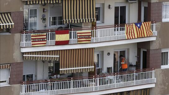 Banderas de Catalu&ntilde;a junto a una espa&ntilde;ola y una estelada en Barcelona