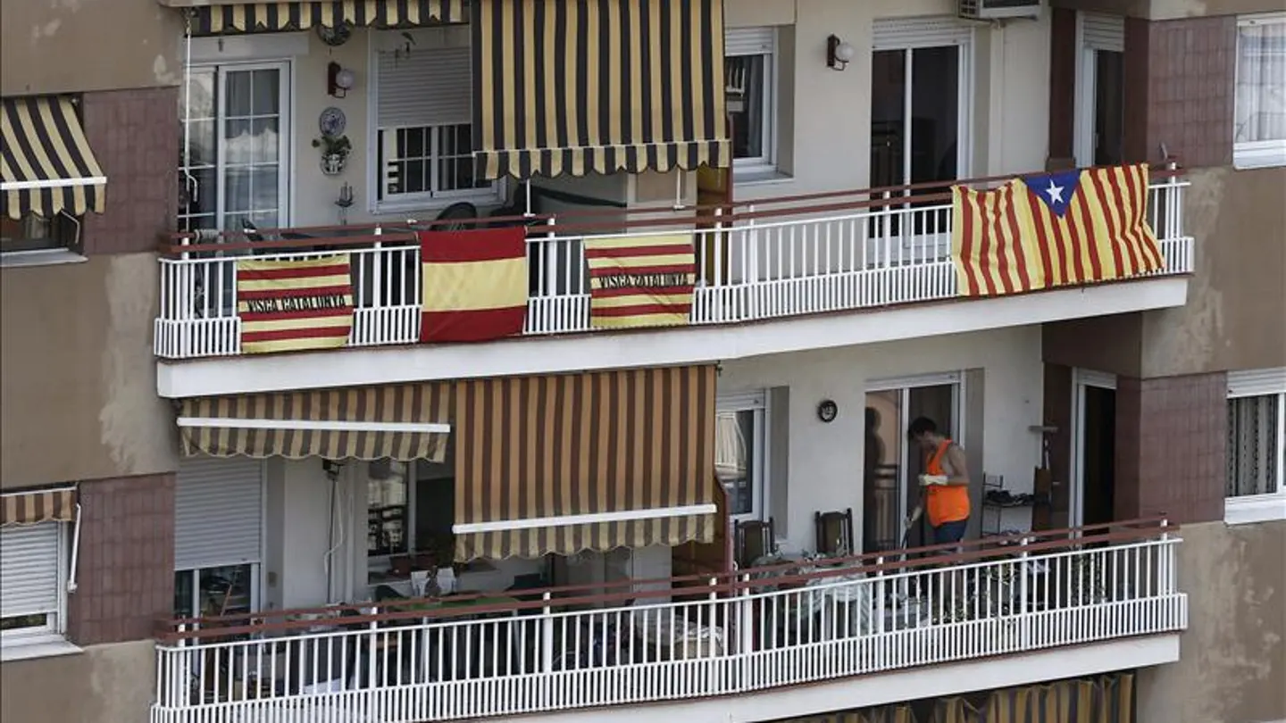 Banderas de Cataluña junto a una española y una estelada en Barcelona Banderas de Cataluña junto a una española y una estelada en Barcelona