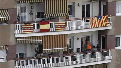 Banderas de Cataluña junto a una española y una estelada en Barcelona Banderas de Cataluña junto a una española y una estelada en Barcelona