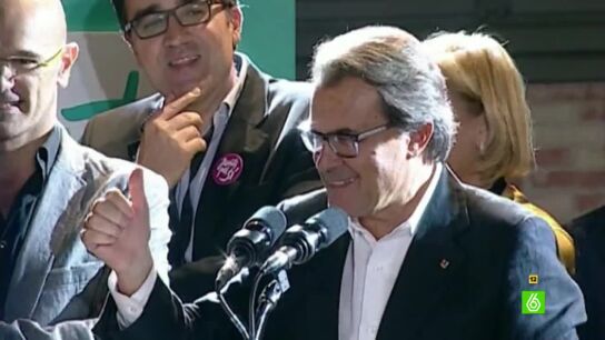 Artur Mas celebra la victoria con unos c&aacute;nticos poco esperados 