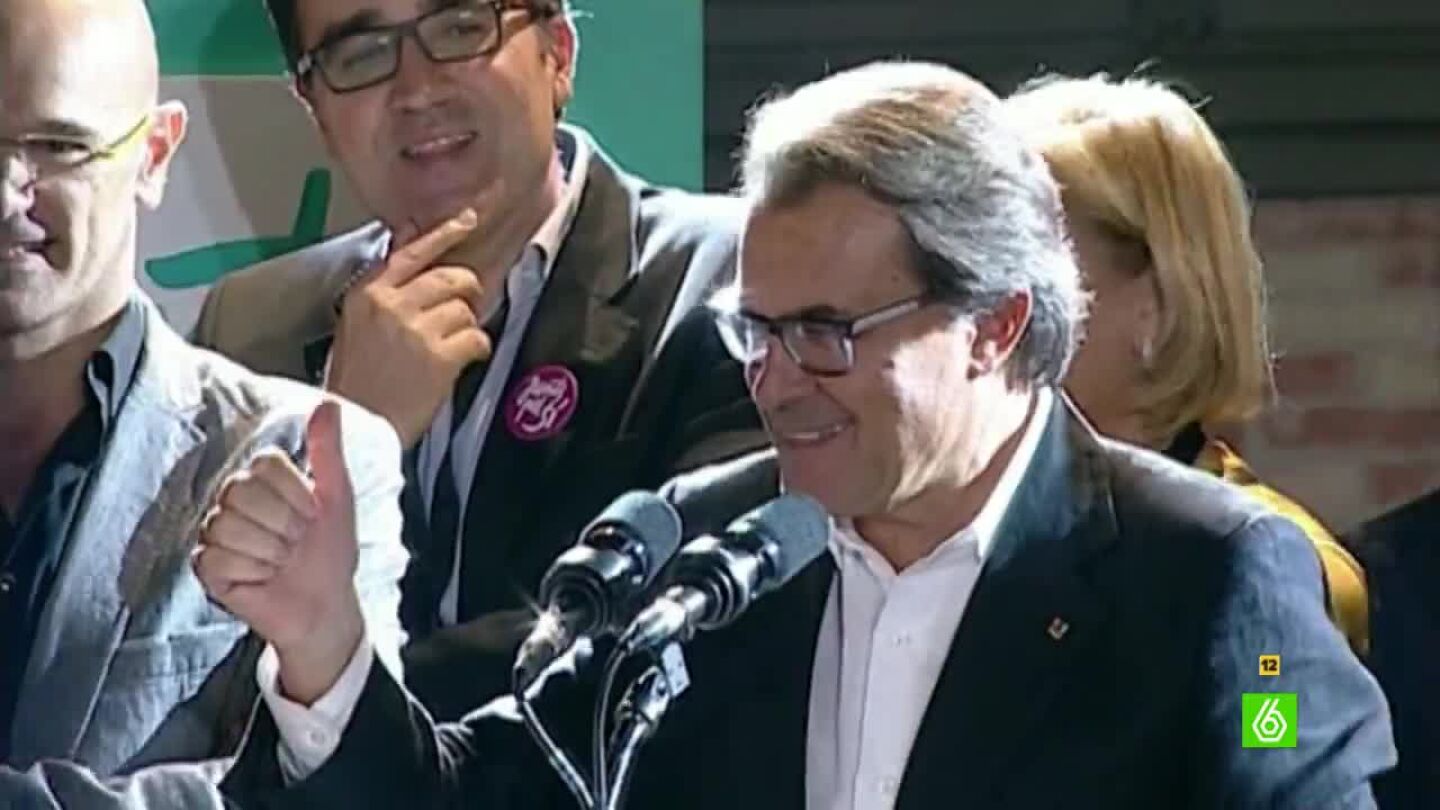 Artur Mas celebra la victoria con unos c&aacute;nticos poco esperados 