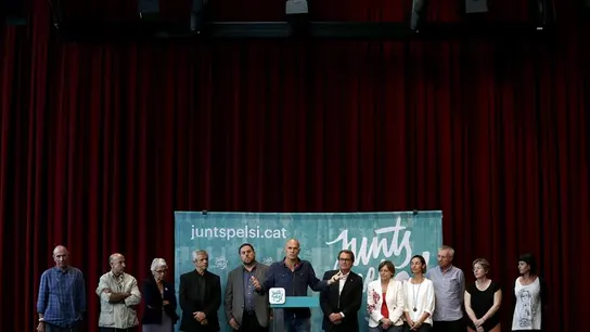 Junqueras, Romeva y Mas junto a otros miembros de Junts pel Sí Junqueras, Romeva y Mas junto a otros miembros de Junts pel Sí
