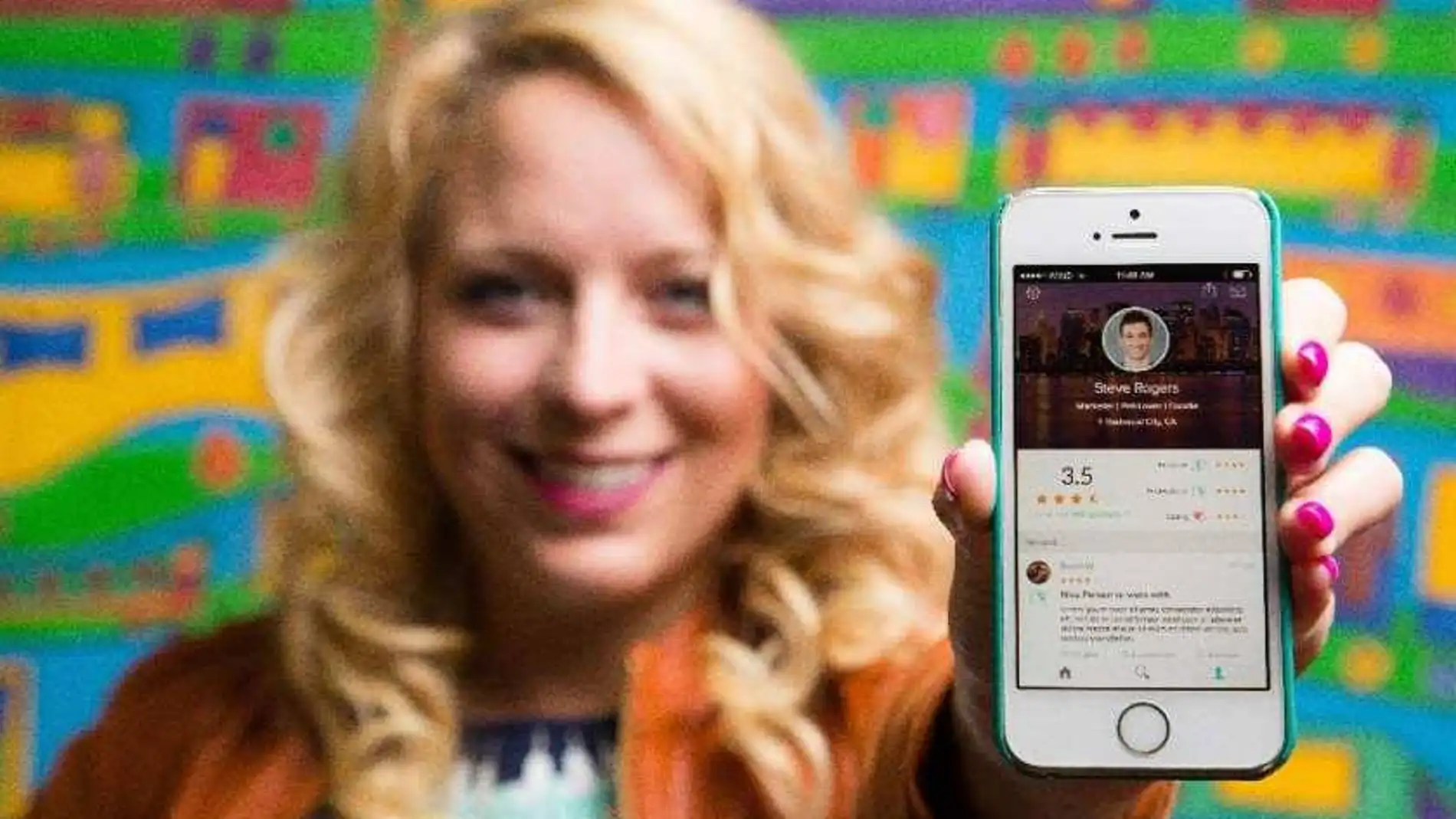 Julie Cordray, CEO de Peeple, posa con la aplicación en fase de pruebas