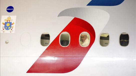 El pont&iacute;fice Francisco a bordo del avi&oacute;n Papal