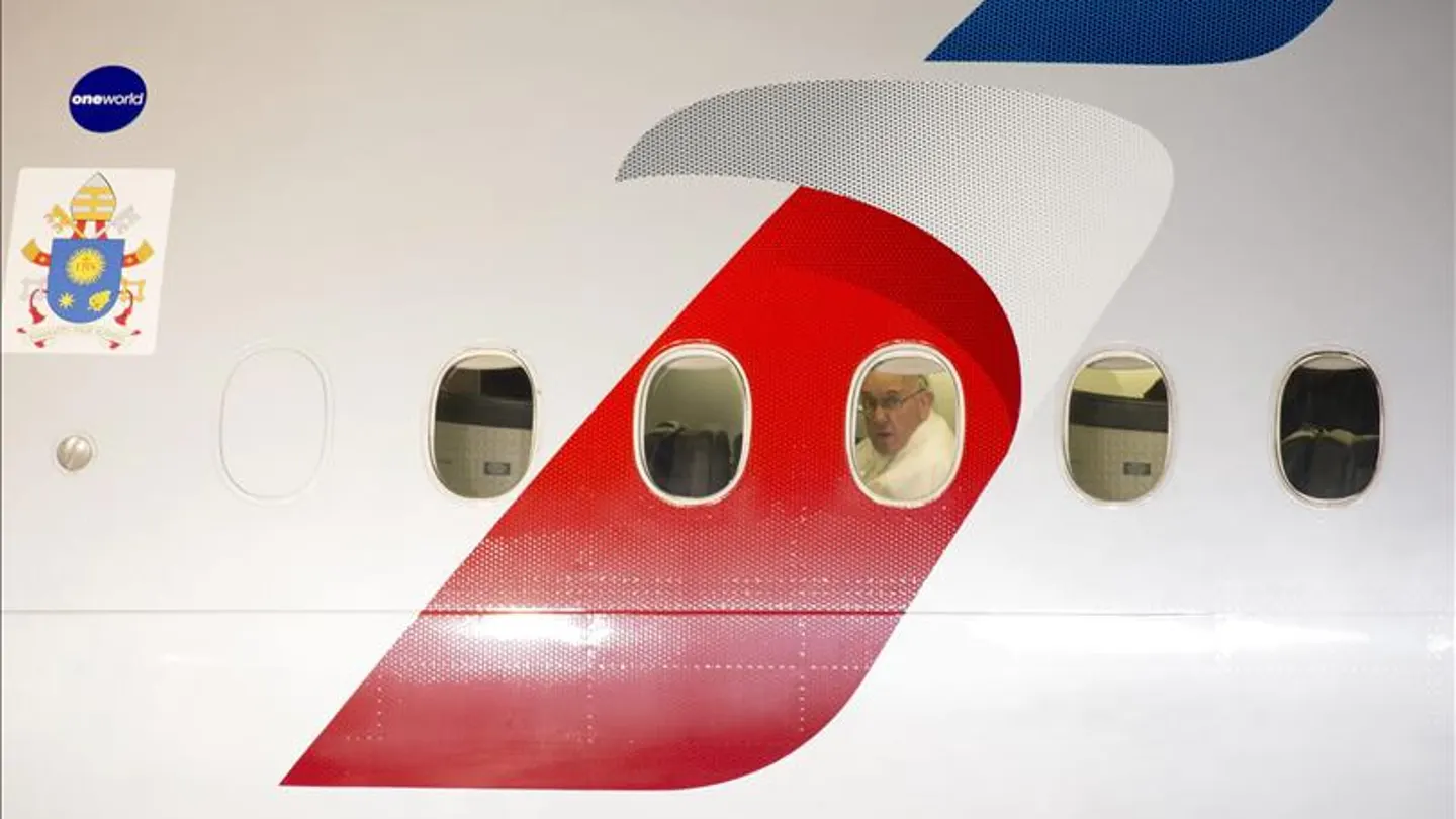 El pontífice Francisco a bordo del avión Papal El pontífice Francisco a bordo del avión Papal
