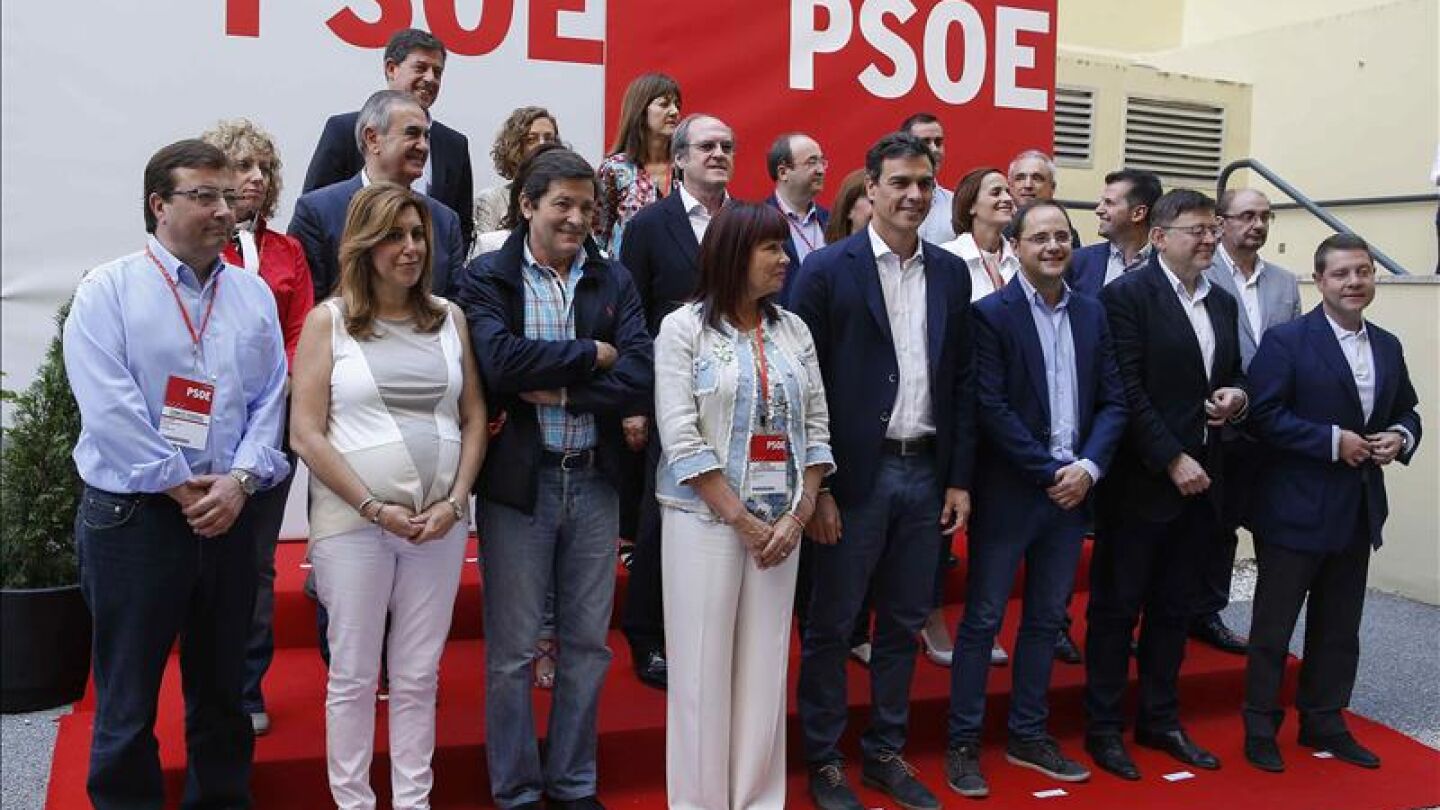 El l&iacute;der del PSOE, Pedro S&aacute;nchez, junto a los los 'barones' territoriales