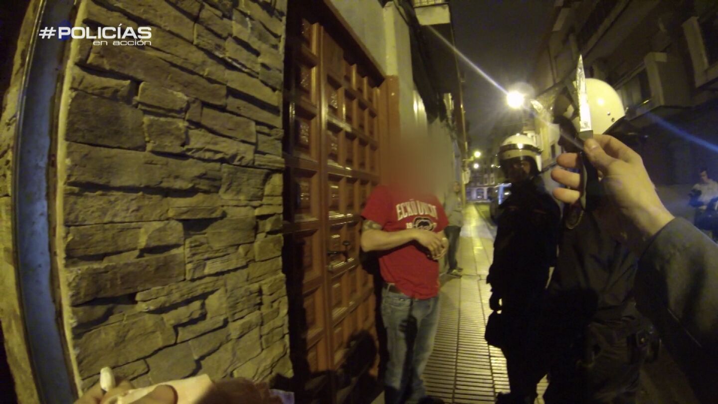 'Polic&iacute;as en acci&oacute;n' registran un local y dan con drogas ilegales: "Coca&iacute;na, pastillas..."