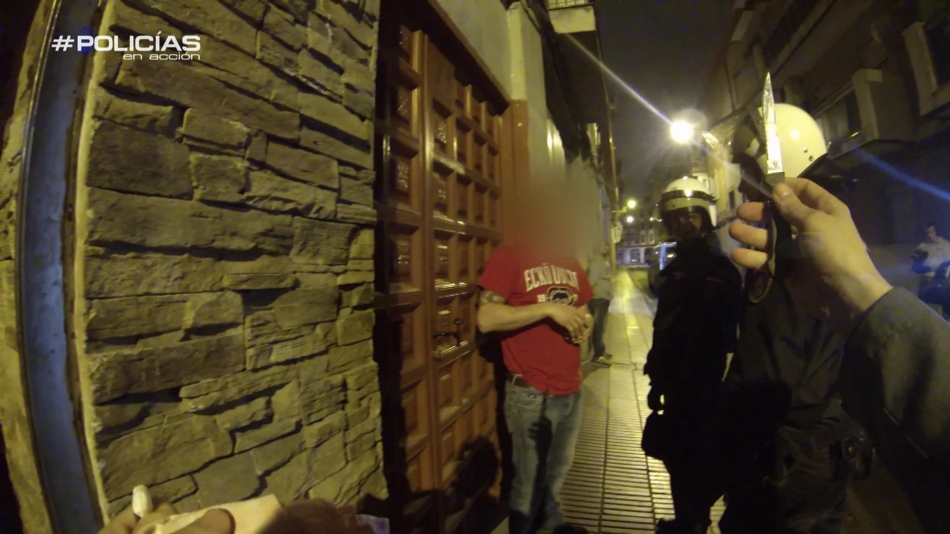 'Policías en acción' registran un local y dan con drogas ilegales:  "Cocaína, pastillas..."