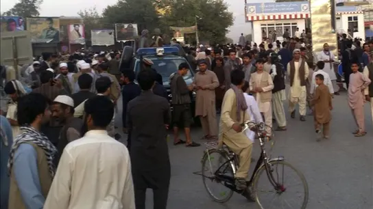 Varios talibanes patrullan a bordo de un coche de policía Kunduz, Afganistán Varios talibanes patrullan a bordo de un coche de policía Kunduz, Afganistán