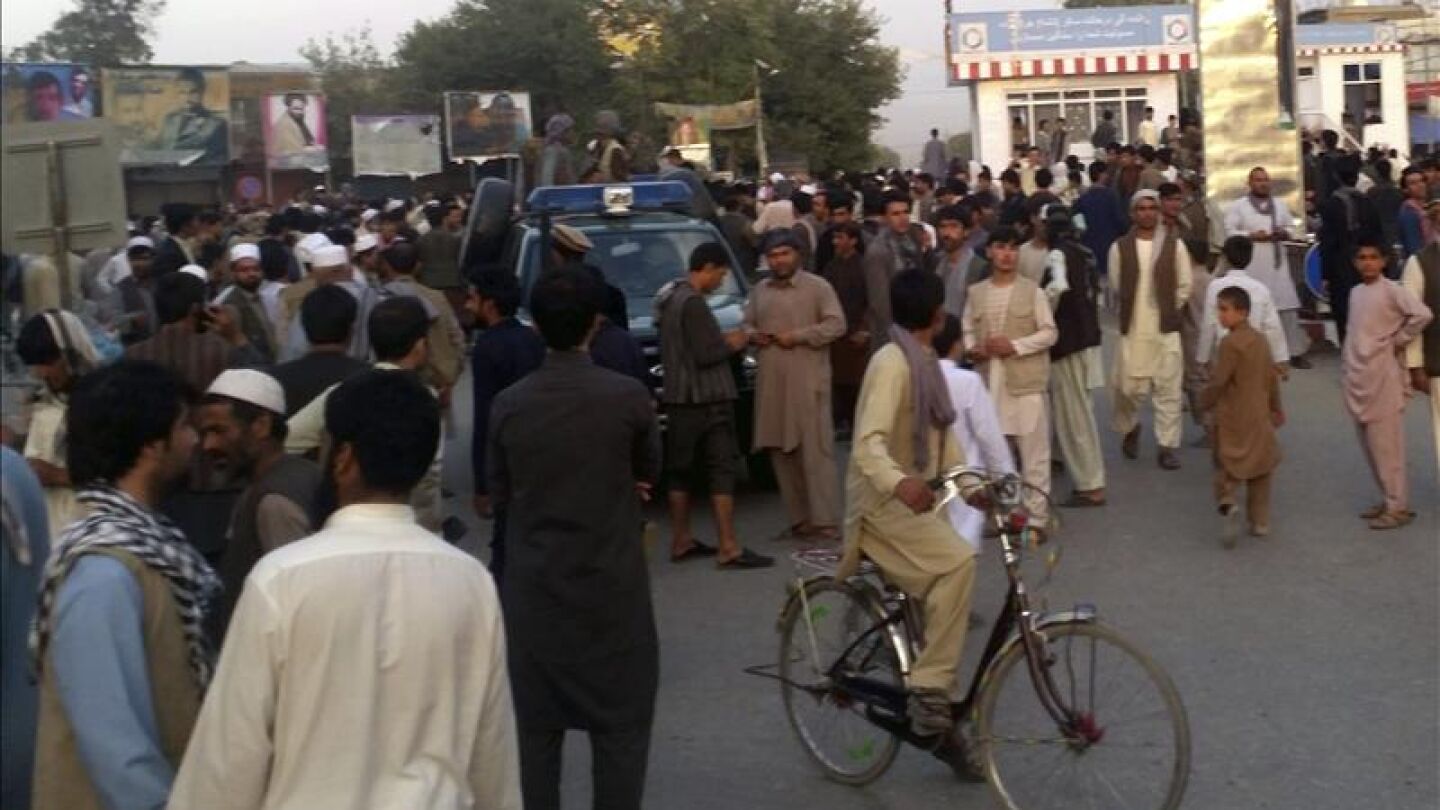 Varios talibanes patrullan a bordo de un coche de polic&iacute;a Kunduz, Afganist&aacute;n