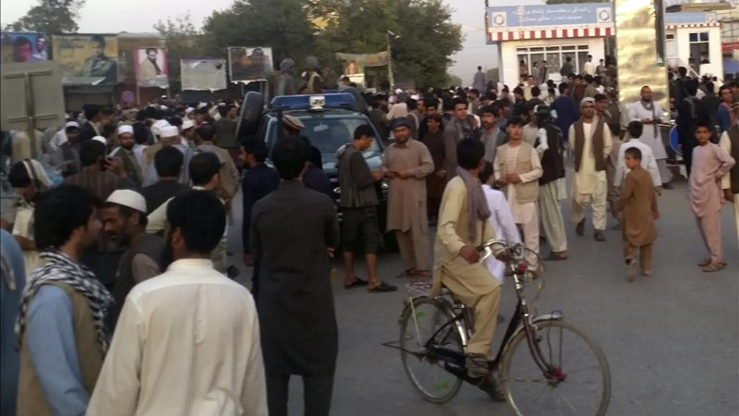 Varios talibanes patrullan a bordo de un coche de policía Kunduz, Afganistán Varios talibanes patrullan a bordo de un coche de policía Kunduz, Afganistán