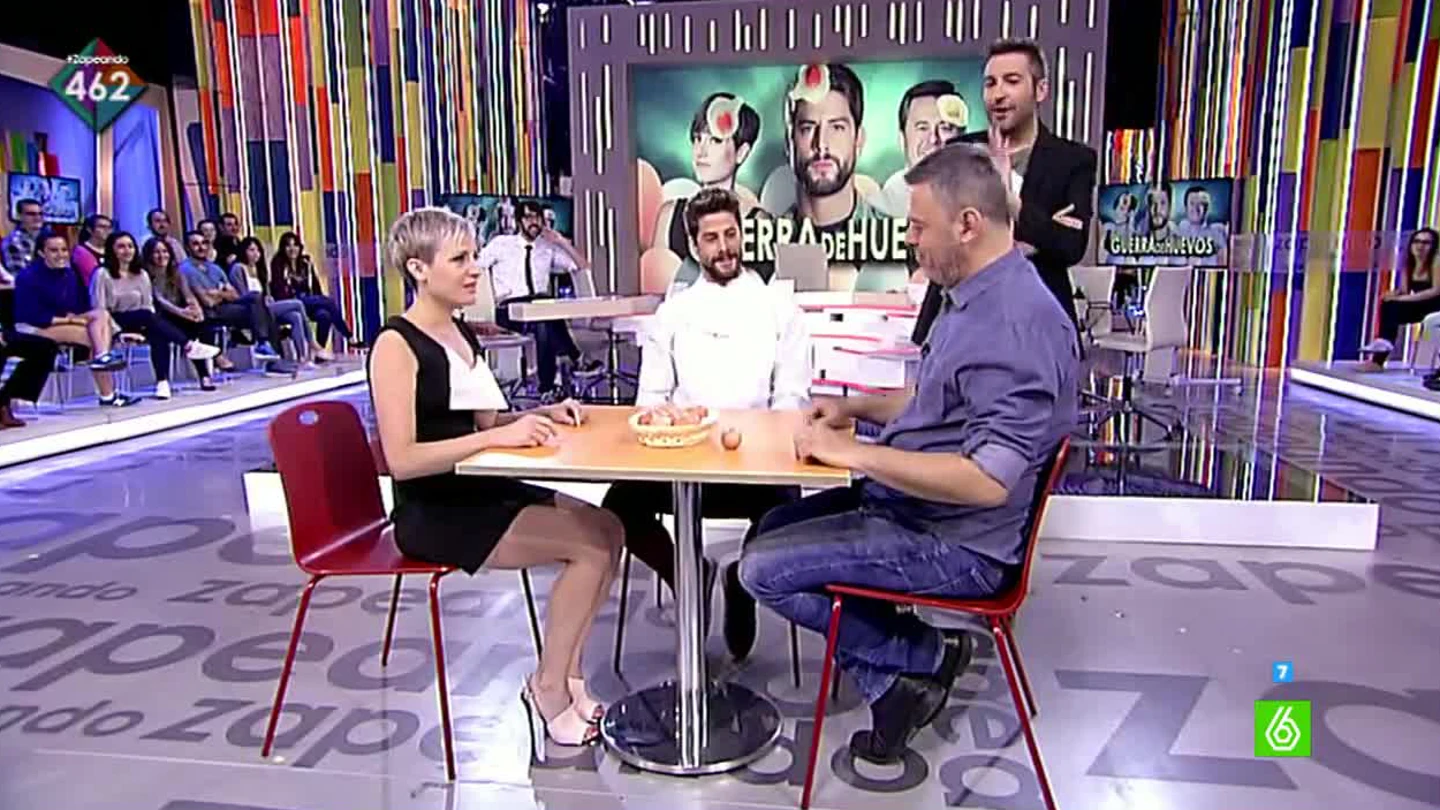 Luis Fernández juega con Sara Escudero y Miki Nadal a la Guerra de Huevos Luis Fernández juega con Sara Escudero y Miki Nadal a la Guerra de Huevos