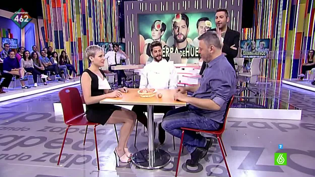 Luis Fern&aacute;ndez juega con Sara Escudero y Miki Nadal a la Guerra de Huevos