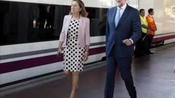 El presidente del Gobierno, Mariano Rajoy, acompañado de la ministra de Fomento, Ana Pastor