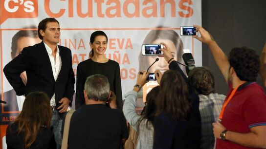 Albert Rivera e In&eacute;s Arrimadas ante un cartel de Ciudadanos