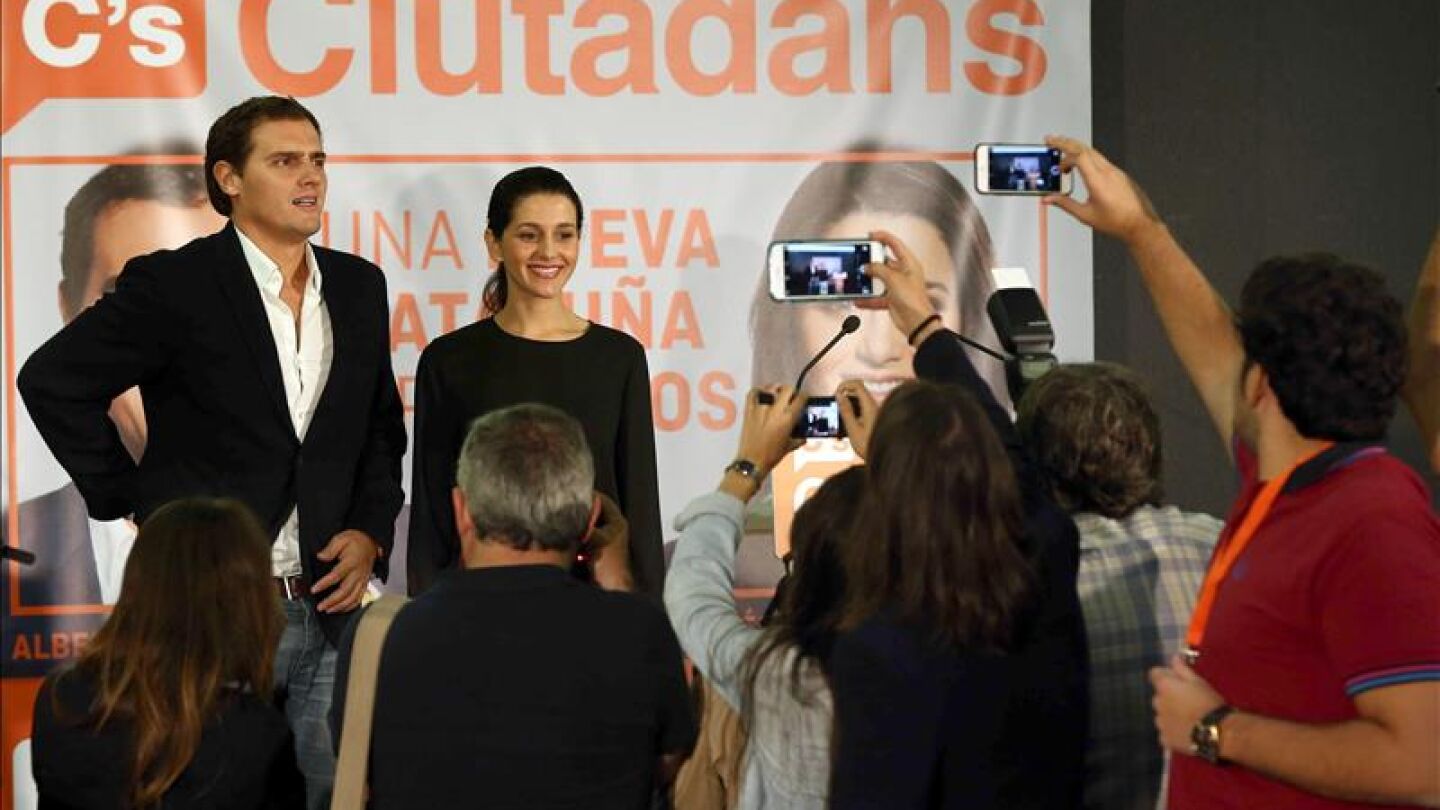 Albert Rivera e In&eacute;s Arrimadas ante un cartel de Ciudadanos